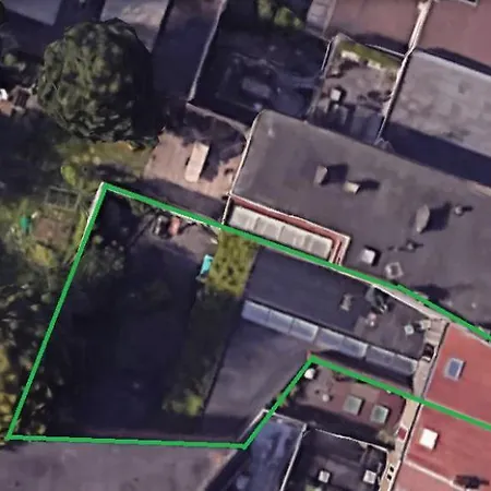 Βίλα Spacious House With Big Garden Close To The *